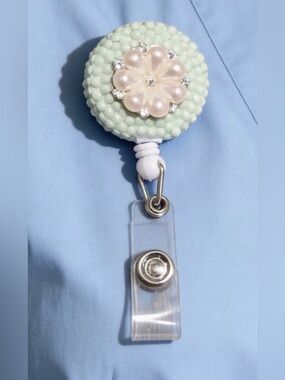 Handmade Green Pearl Flower Badge/ID Retractable Alligator Clip